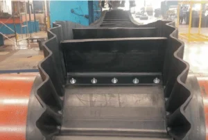 Corrugated sidewall conveyor belt with transverse cleats