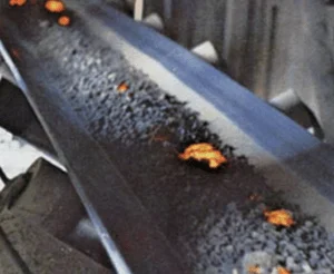 Heat resistant conveyor belt surface exposed to isolated hot material