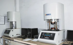 Máquina para ensaio de resistência à tração de lagartas de borracha