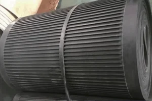 Rolled rubber vacuum filter belt with molded drainage grooves