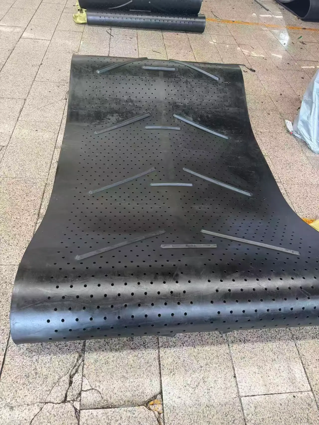 High-wear-resistant rubber track for a tumble shot blasting machine in Thailand