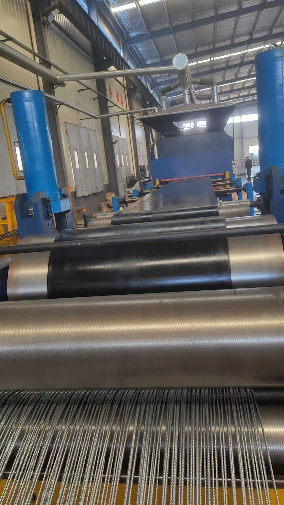 Steel cord conveyor belt manufacturing process with longitudinal steel cords and rubber cover layers