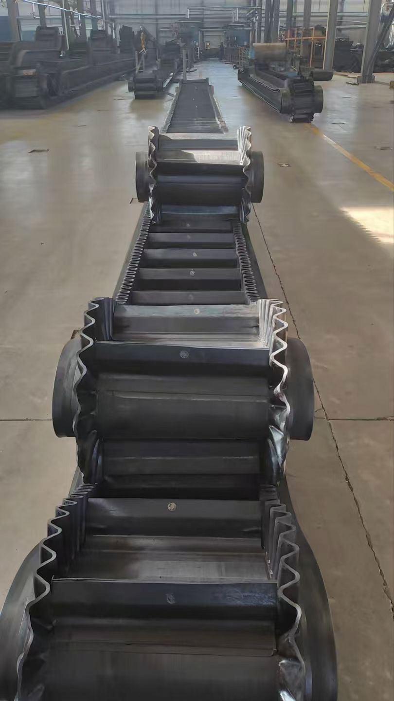 Corrugated sidewall belts with transverse cleats in the Hongkun workshop