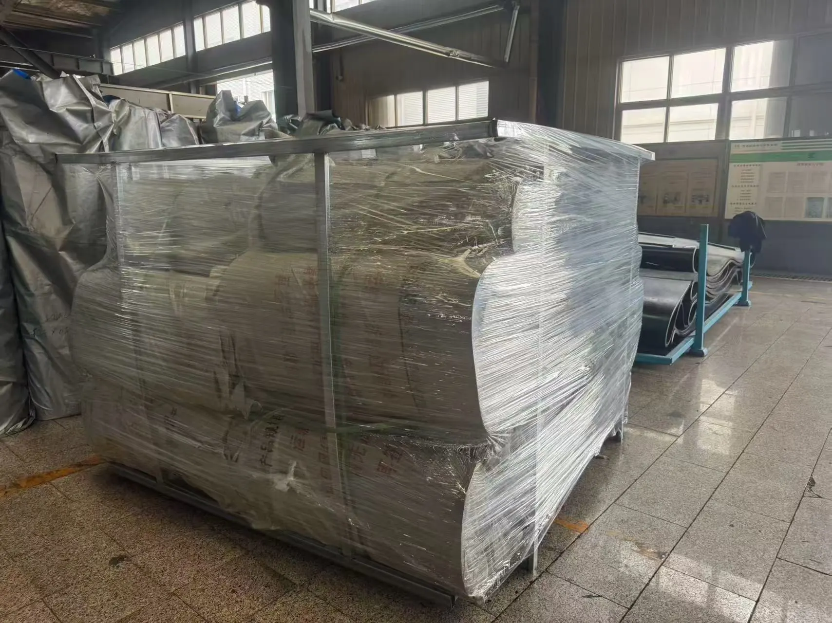Hongkun corrugated sidewall conveyor belt protected by outer packaging and a metal storage frame